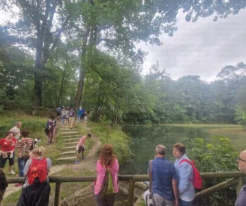 En los medios: Éxito en la actividad «Descubrimiento del Bosque de La Cebera» durante las fiestas de Lugones