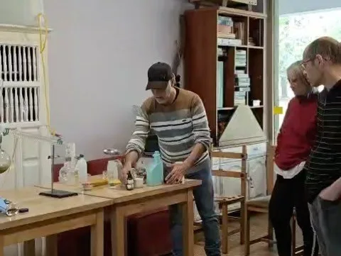 Elaboración y envasado de productos para el hogar durante el taller con el grupo de Plena Inclusión
