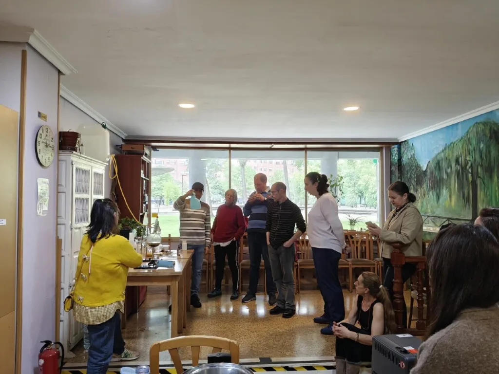 Grupo de personas participantes del taller de elaboración de productos para el hogar con Plena Inclusión