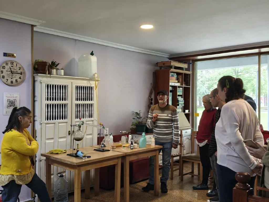 Demostración del montaje de destilación ante el grupo durante el taller de productos para el hogar