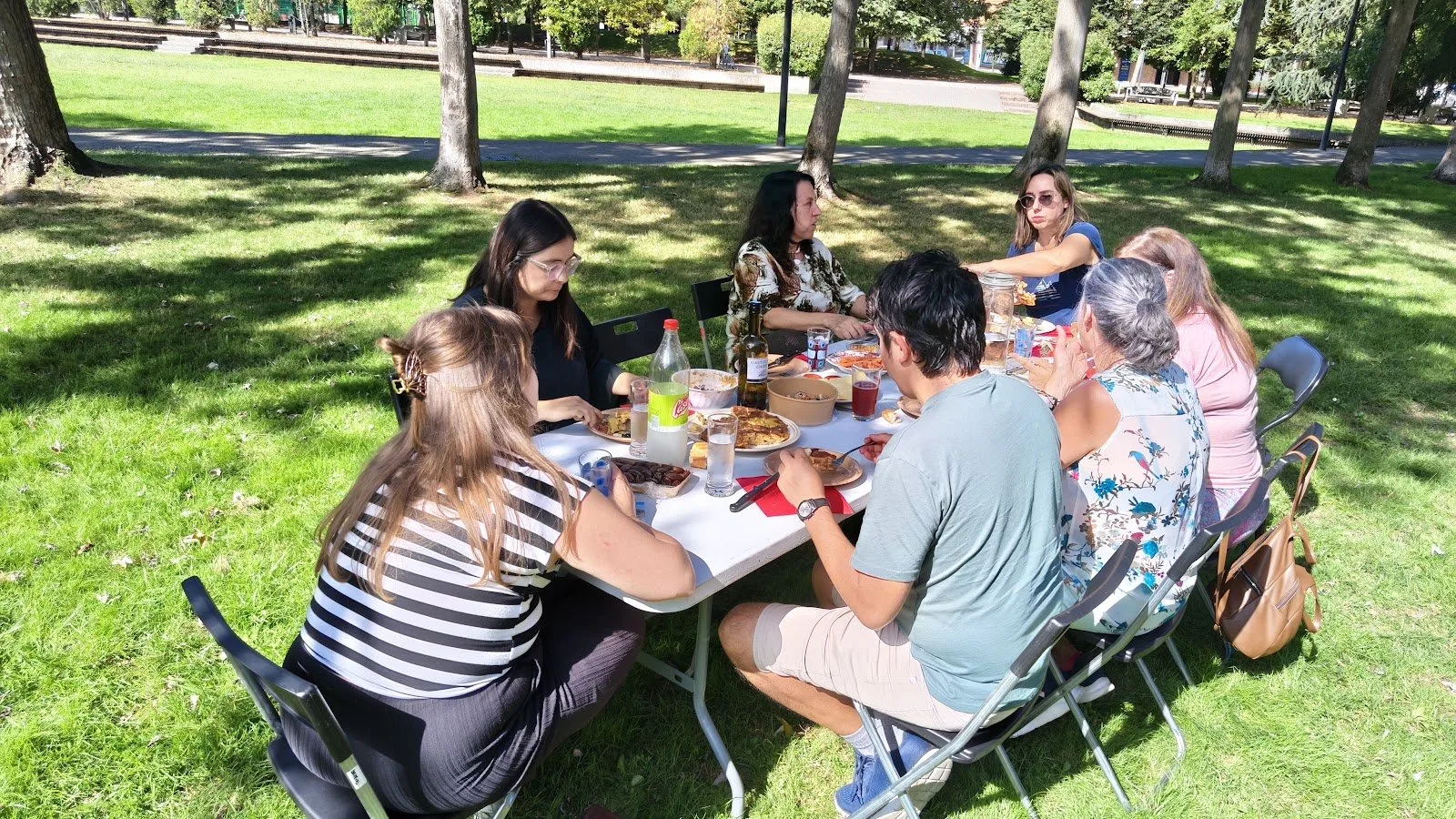 Grupo compartiendo la comida comunitaria al aire libre