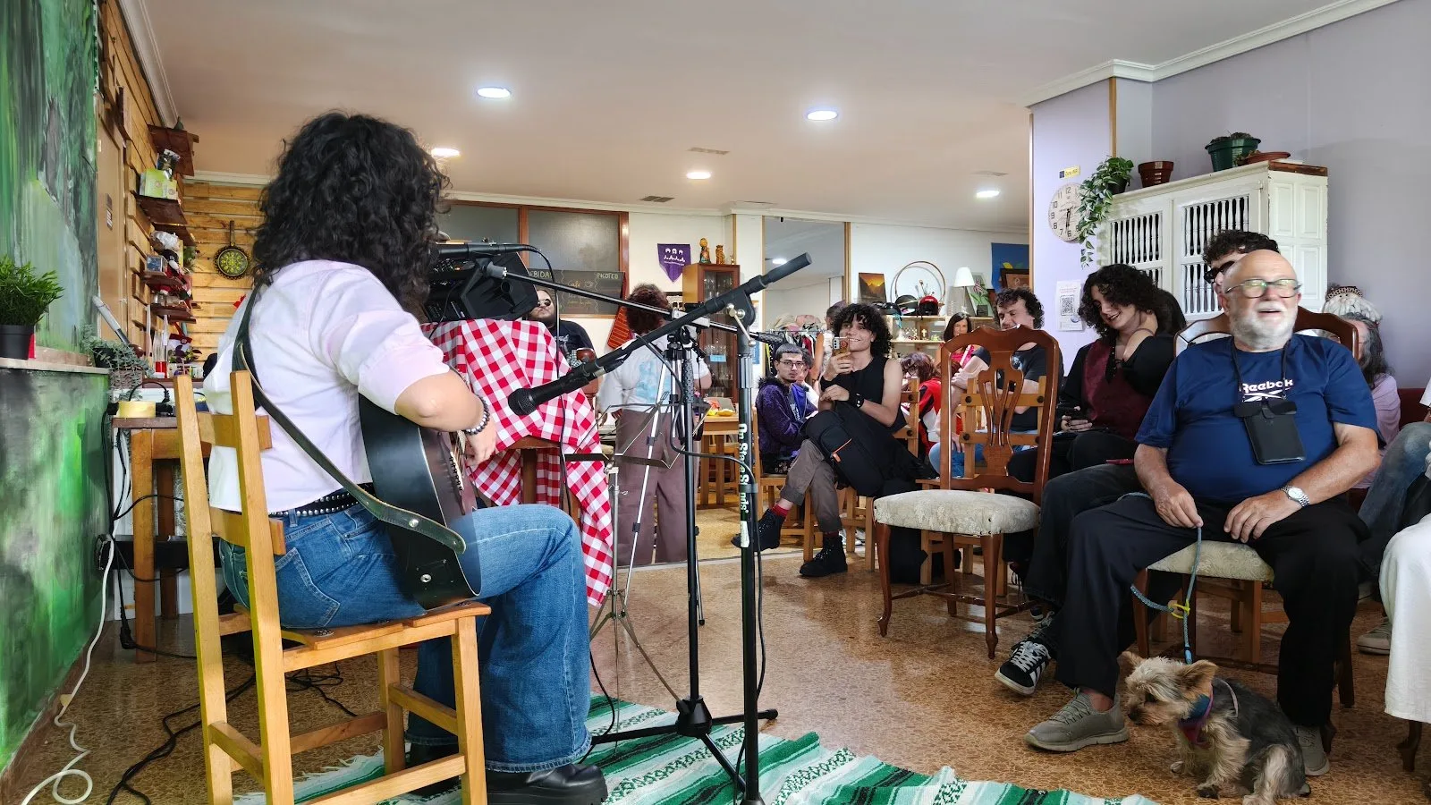 Actuación musical ante el público en el micro abierto