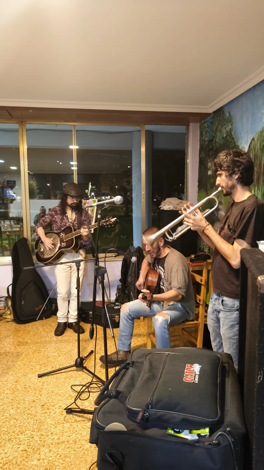 La banda al completo sobre el escenario de Los Lugg