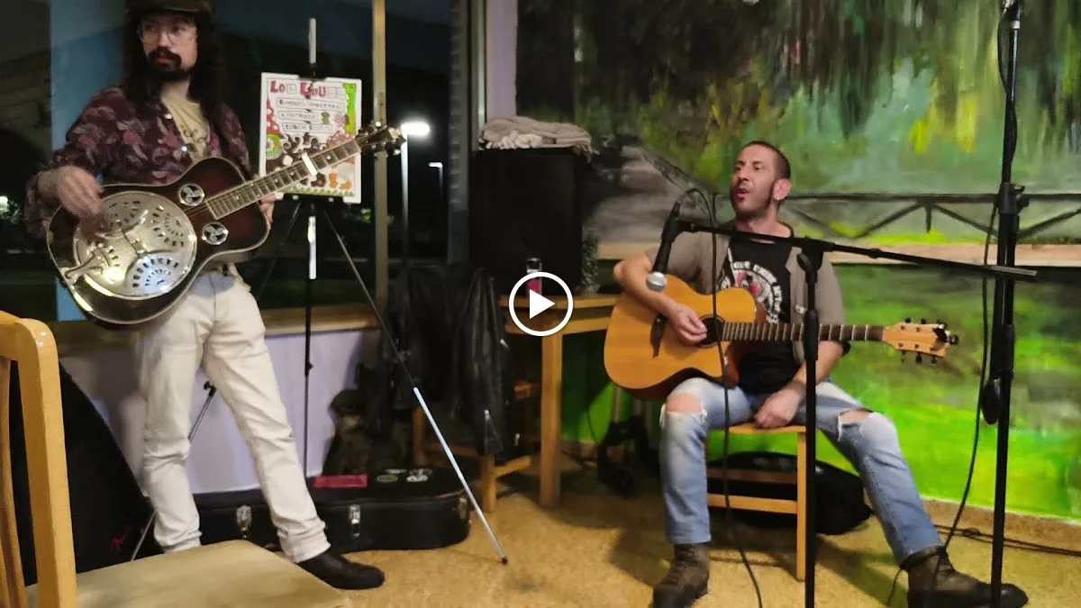 Dos de los músicos tocando juntos en el escenario del Centro Social Los Lugg