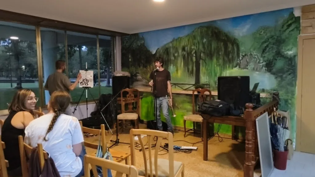 Sala del Centro Social Los Lugg durante el concierto del 3 de octubre de 2026