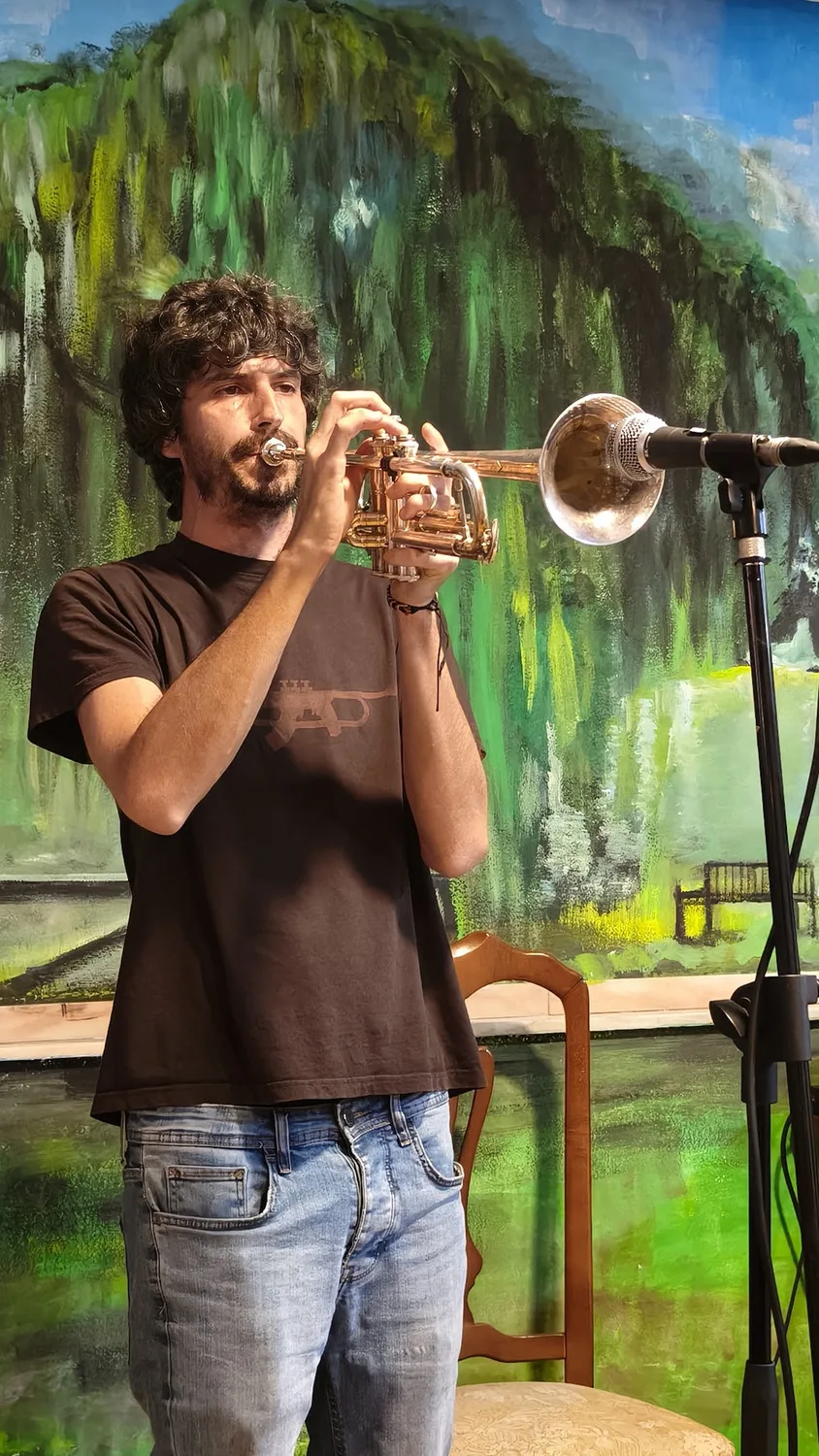 Pablo, de Folk Guerrilla, tocando la trompeta en el concierto de Los Lugg