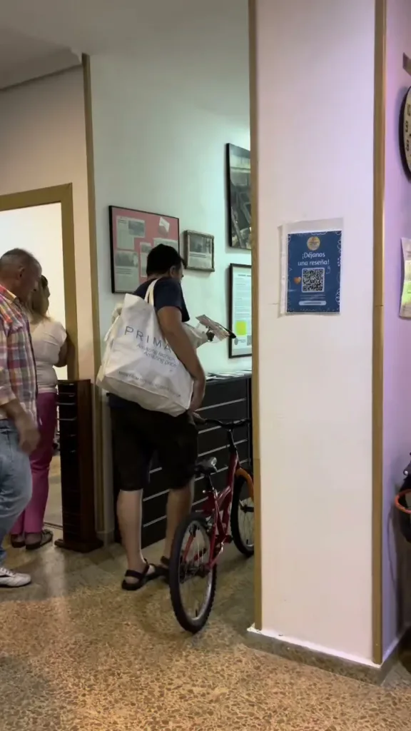Bicicleta en el taller de reparación del Centro Social Los Lugg, 3 de octubre de 2026