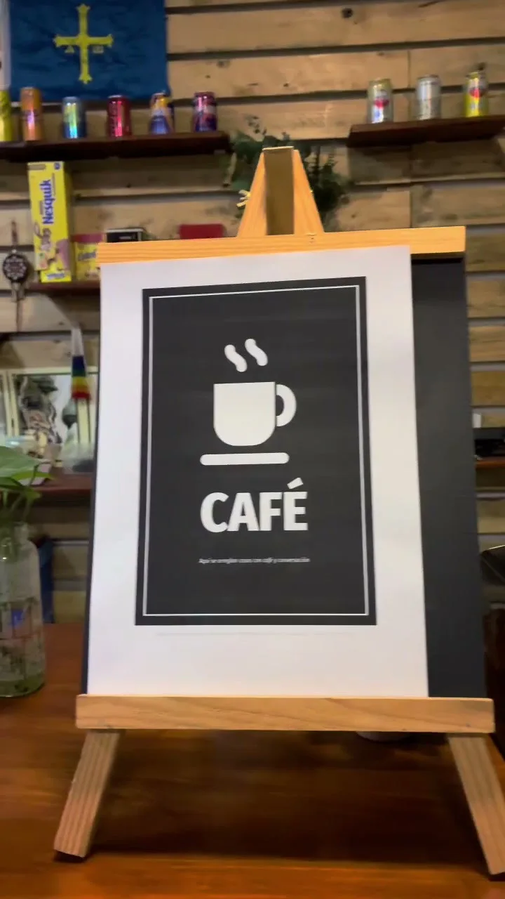 Cartel de Café en el atril, junto a la mesa de trabajo