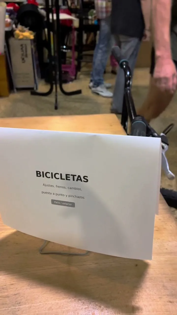 Cartel de bicicletas del taller: ajustes, frenos, cambios, ruedas y pinchazos