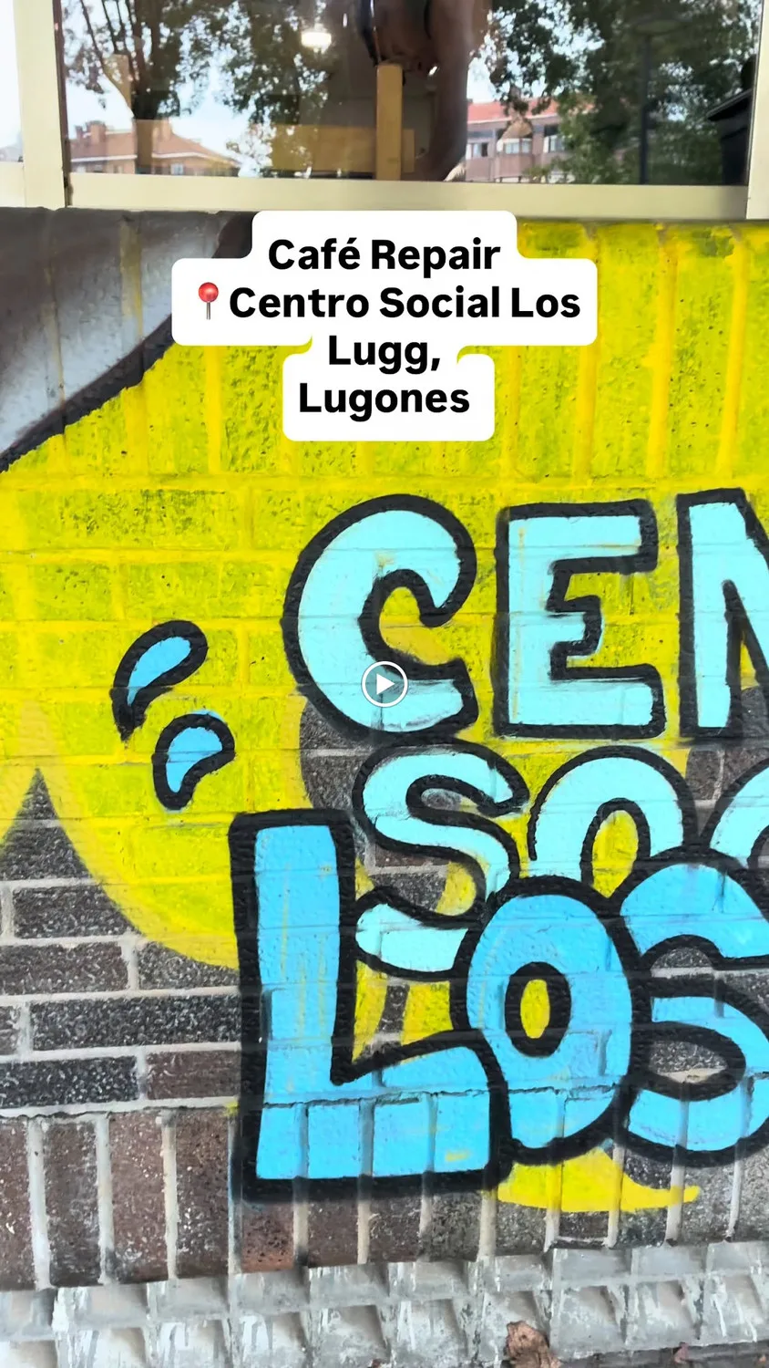 Rótulo de Café Repair en el mural del Centro Social Los Lugg